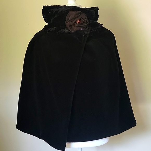 Lee Andersen Jet Set Wrap Cape Black - Picture 1 of 5